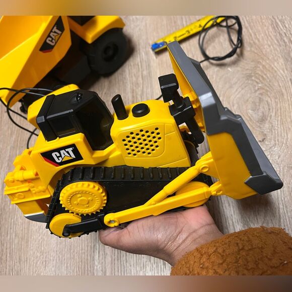 (3) Lot of 3 Caterpillar CAT Trucks - Picture 5 of 13